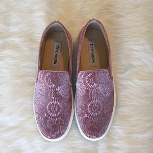 Steve Madden velvet pattern slip on shoes, size 8